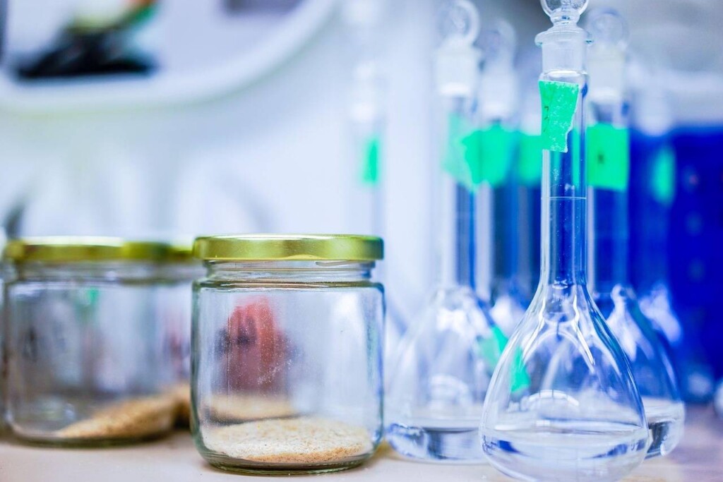 Co to jest HCl w chemii i gdzie można go spotkać?