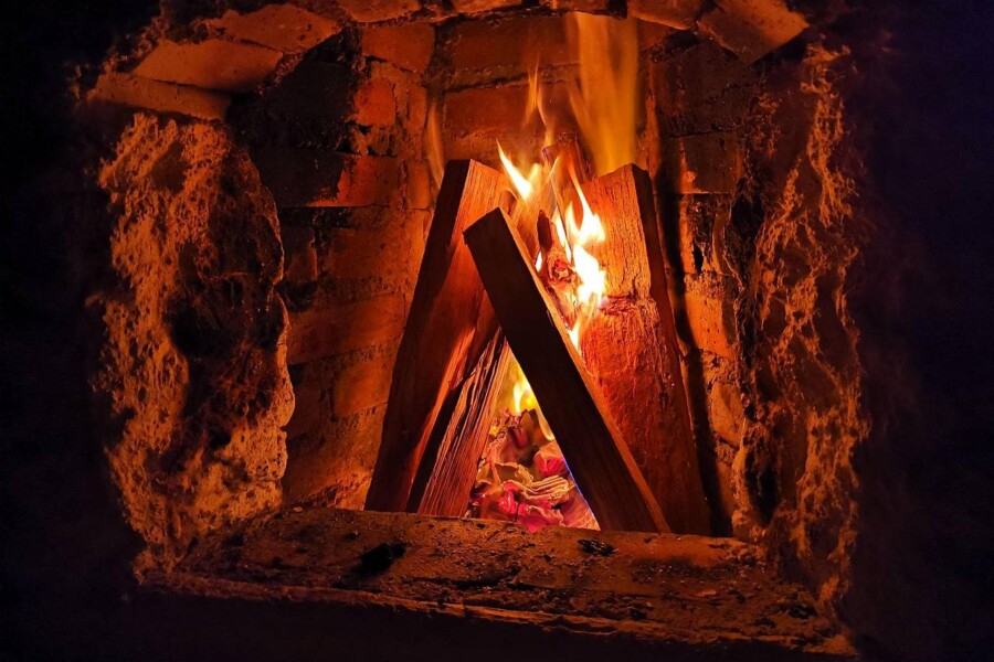 Ile kosztuje montaż kominka z nadmuchem i od czego zależy cena?