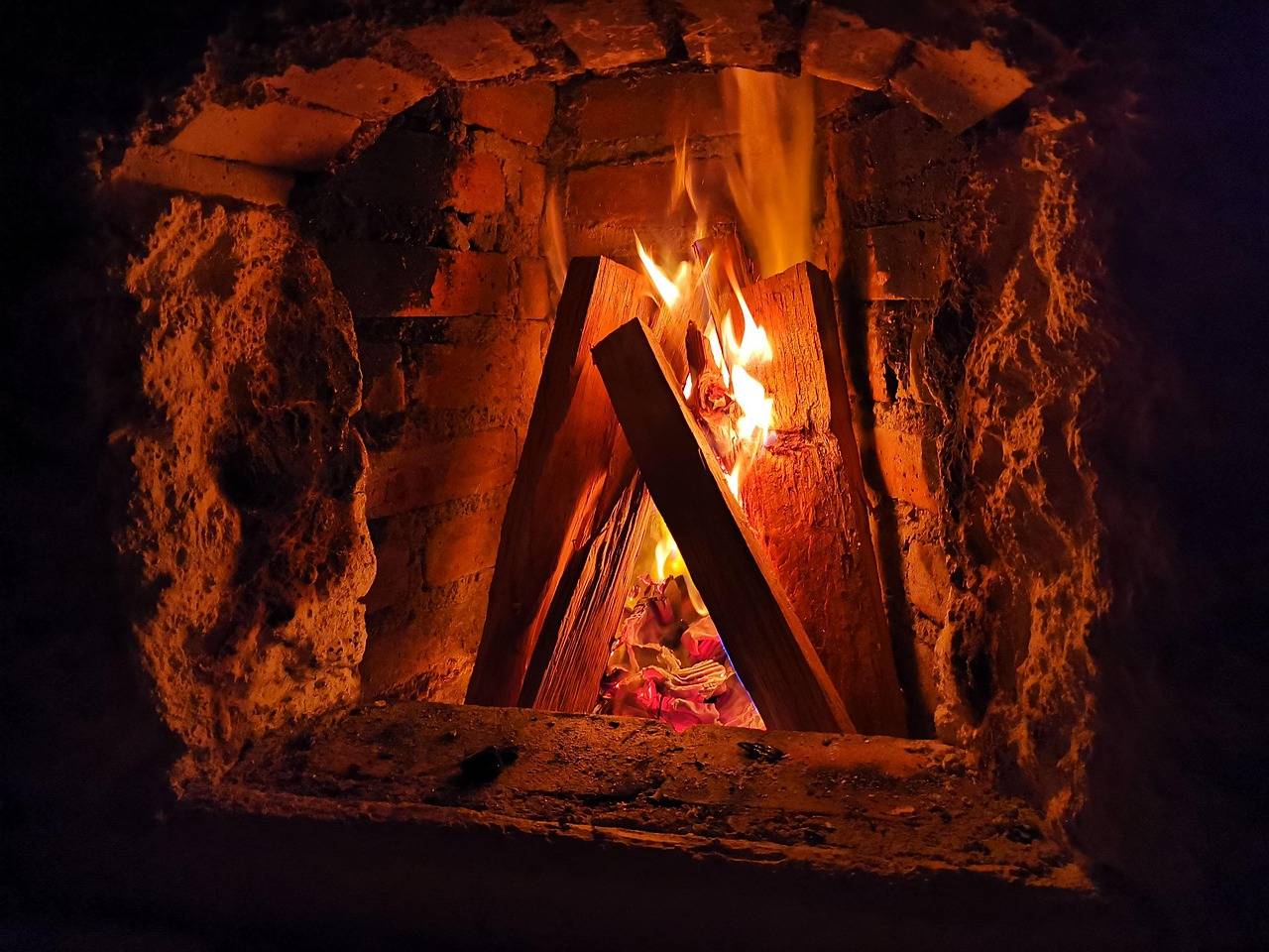 Ile kosztuje montaż kominka z nadmuchem i od czego zależy cena?
